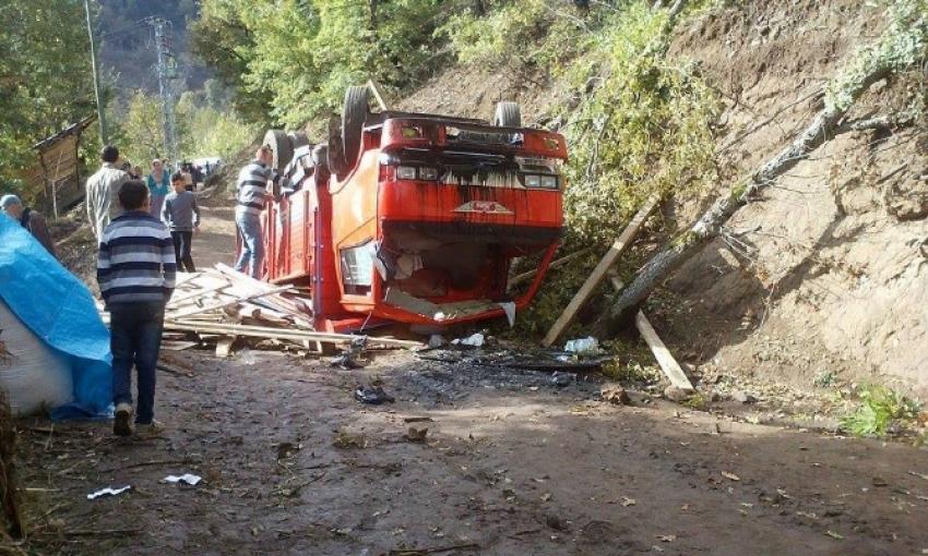 Kereste yükü kamyonet devrildi: 1 ölü, 3 yaralı