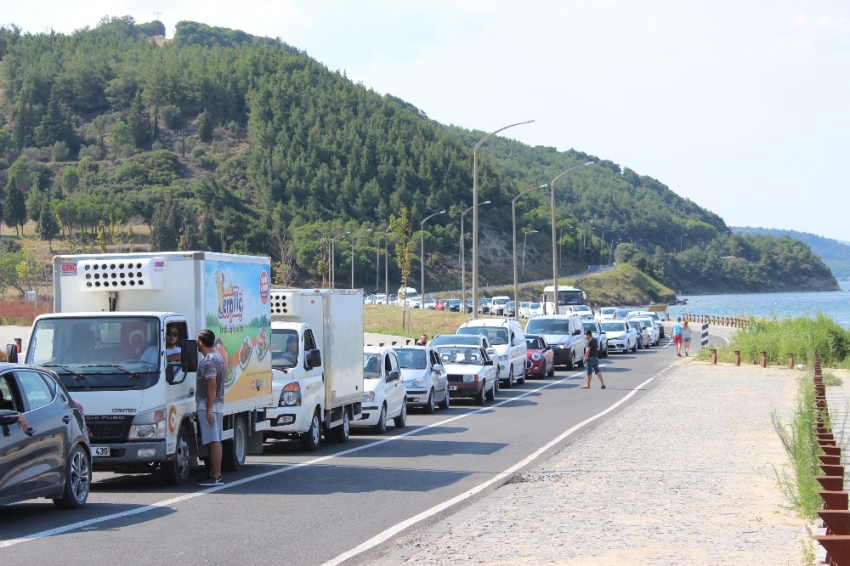 Çanakkale’de feribot kuyruğu devam ediyor