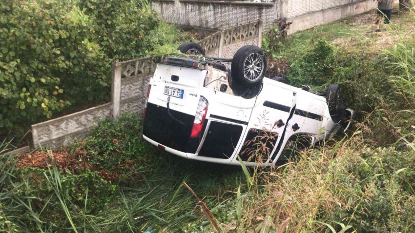 Kamyona çarpan hafif ticari araç su kanalına düştü