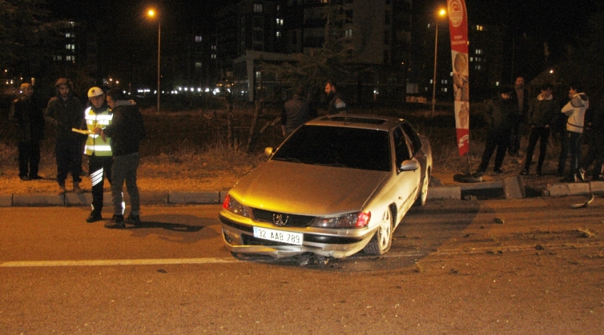 Otomobille çarpışan araç metrelerce sürüklendi