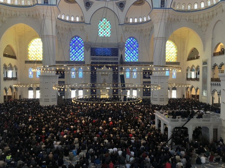 Büyük Çamlıca Camii Ramazan’ın ilk cumasında doldu taştı