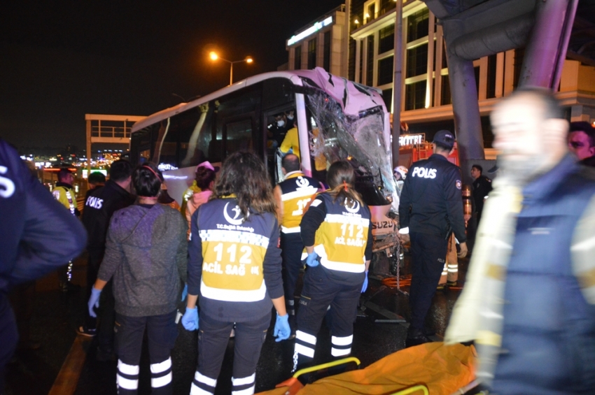 Polisleri taşıyan minibüs kaza yaptı: 3 yaralı