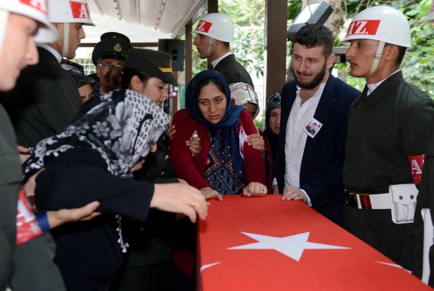 Şehit annesi: “Bırakın oğlumun yüzünü göreyim”