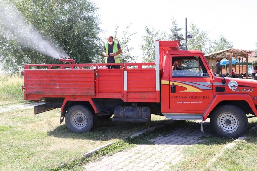 Belediye park ve bahçelerde ilaçlama yaptı