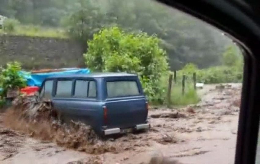 Rize’de sel suları aracı sürükledi