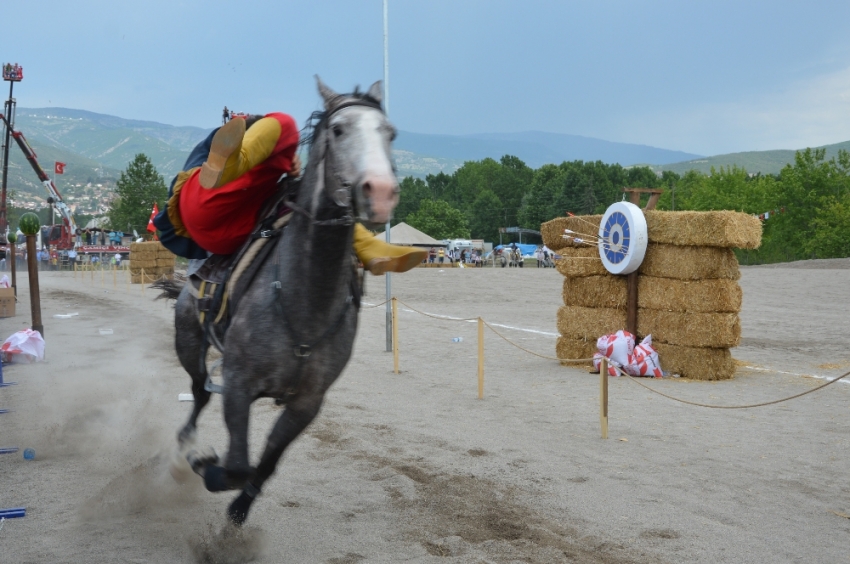 Atlı okçuların gösterileri nefesleri kesti