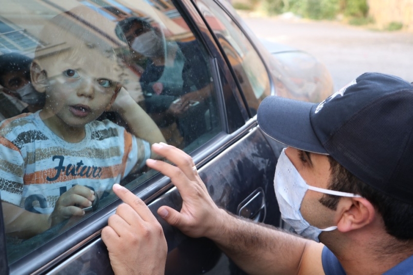 Ekipler, otomobilde kitli kalan çocuğu kurtarmak için ter döktü