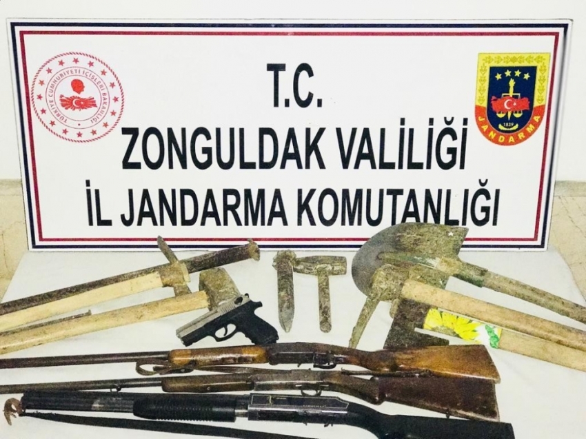 Jandarmadan define avcılarına suçüstü: 3 gözaltı