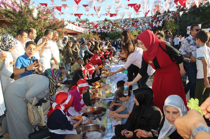 300 kişi aynı anda çiğköfte yoğurdu