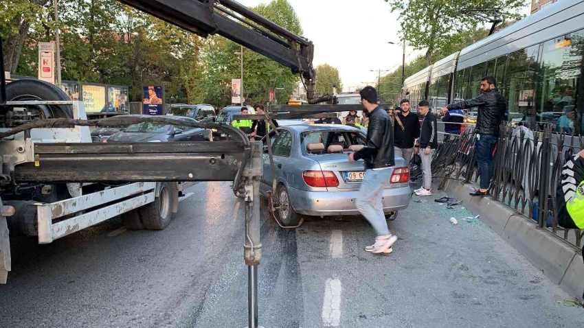 Kaza yapan sürücü, aracı çekilirken gözyaşlarını tutamadı