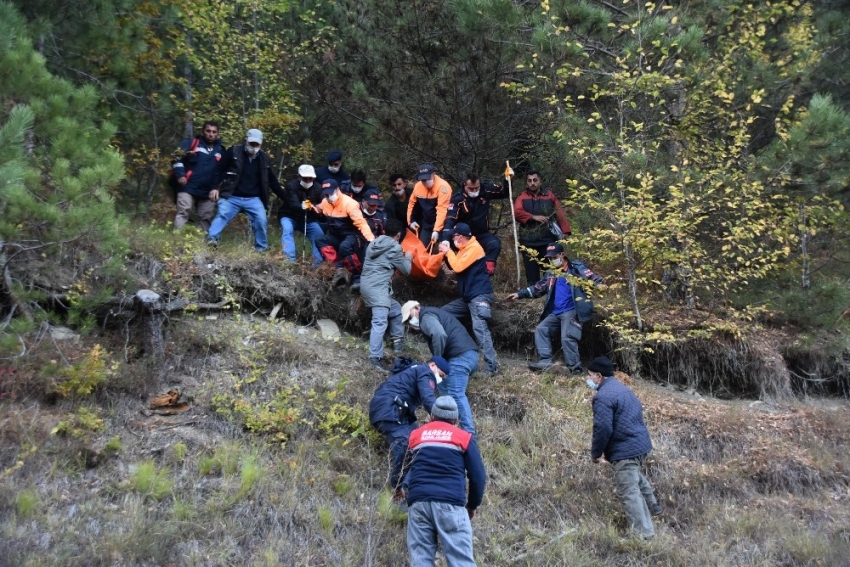 Kayıp olarak aranan yaşlı adamın cesedi uçurumdan çıkarıldı