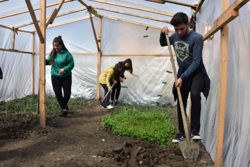 Coğrafya dersini çiftçilik yaparak öğreniyorlar