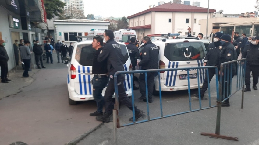 Polis merkezi önünde silahlı kavga: 3 yaralı, 6 gözaltı