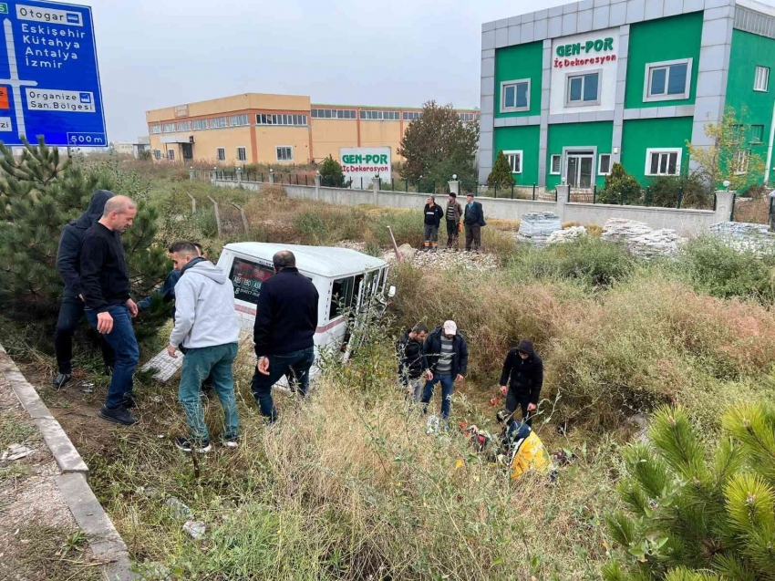 Servis aracının otomobille çarpıştığı kazada 14 kişi yaralandı