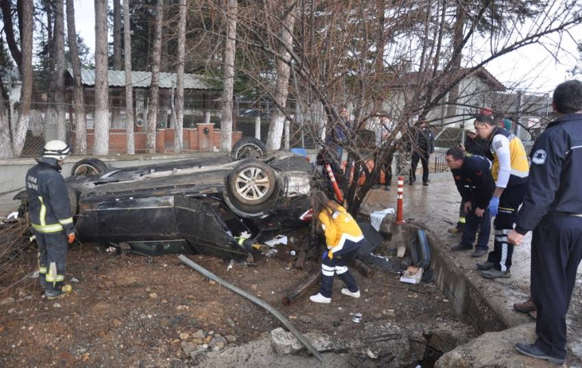 Duvara çarpan otomobilde can pazarı