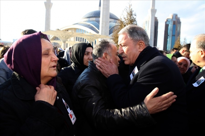 Bakan Akar’dan helikopter kazasında şehit olan Semih Özcan’ın ailesine taziye ziyareti