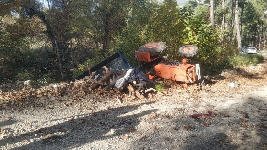 Devrilen traktörün altında kalan baba ve oğlu hayatını kaybetti