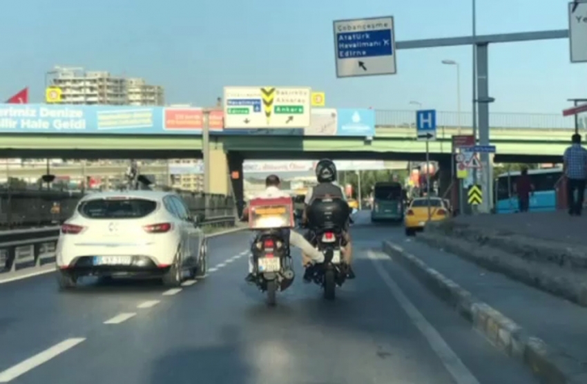 Benzini biten motosikleti ayağıyla itti