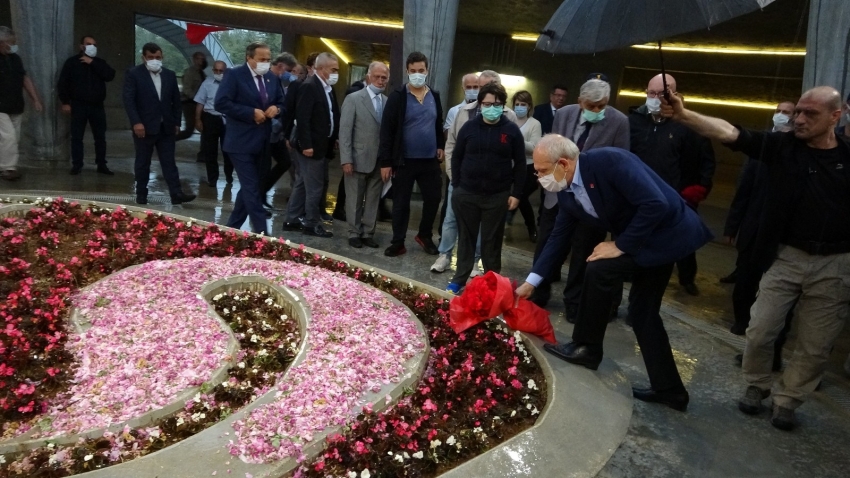 Kılıçdaroğlu, 9. Cumhurbaşkanı Demirel’in anıt mezarına çiçek bırakıp dua etti