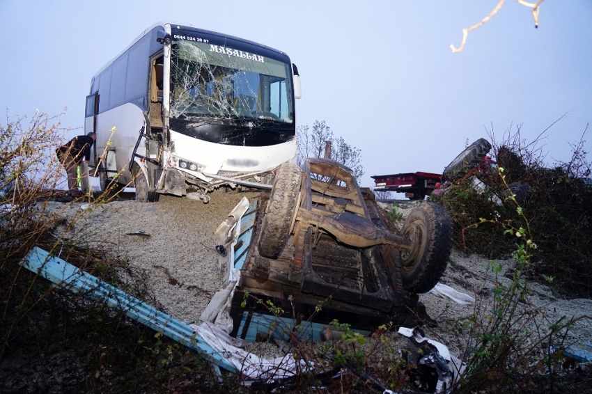 İşçileri taşıyan otobüs traktörle çarpıştı: 12 yaralı