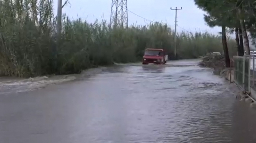 Antalya’da taşan dere yolu kapattı, vatandaşlar evine dönmekte zorlandı