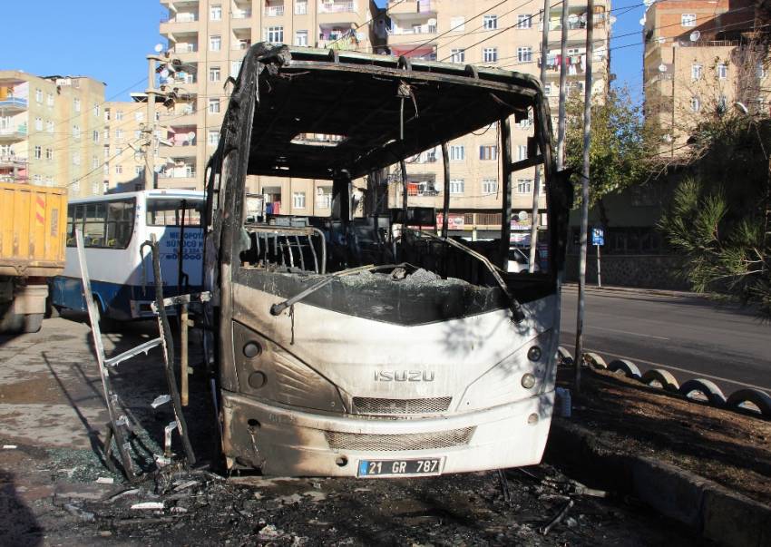 Diyarbakır’da 3 belediye otobüsü kundaklandı