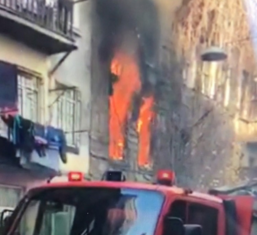 Beyoğlu’nda 5 katlı ahşap binada yangın çıktı