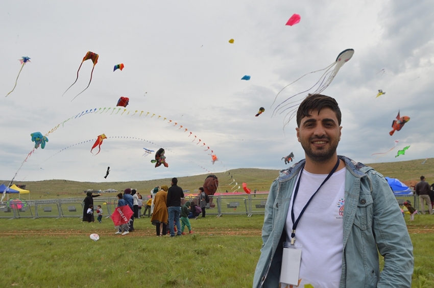 Binlerce uçurtma gökyüzünü şenlendirdi