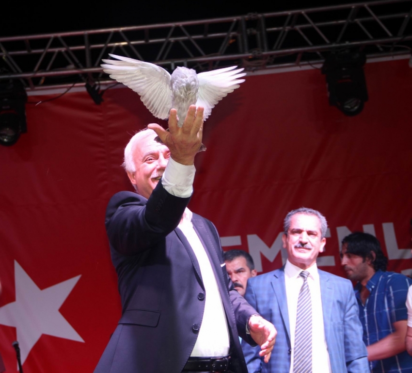 Nihat Hatipoğlu demokrasi nöbetine katıldı