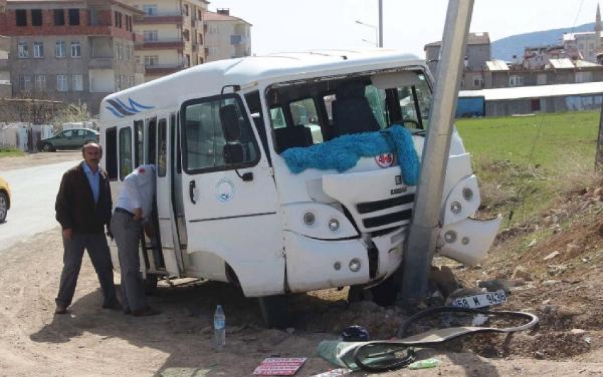 Yolcu minibüsü aydınlatma direğine çarptı: 3 yaralı