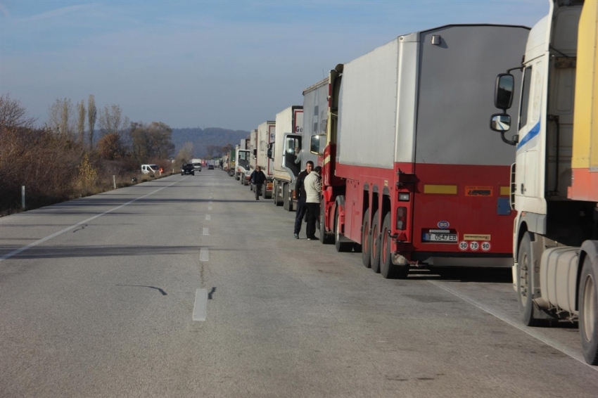 Kapıkule’de 13 kilometre tır kuyruğu