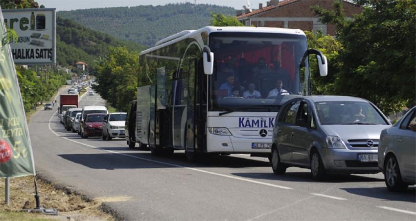 Bayram tatili çilesi: 20 kilometrelik feribot kuyruğu