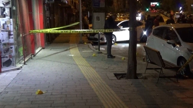 Cadde üzerinde hem bıçaklı hem de silahlı saldırıya uğrayan şahıs hayatını kaybetti