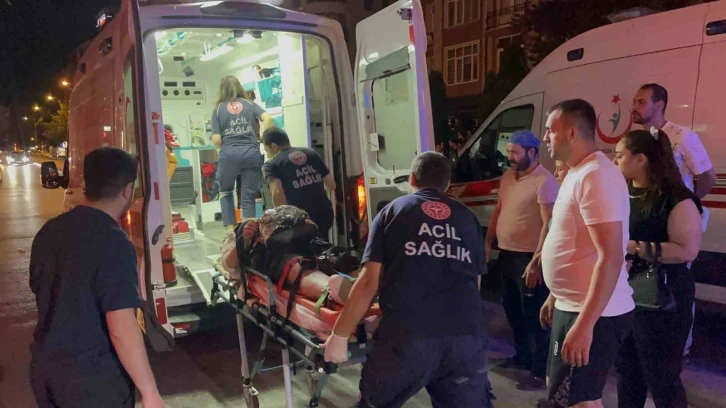 Caddeden karşıya geçen yayalara motosiklet çarptı: 1’i ağır 3 yaralı
