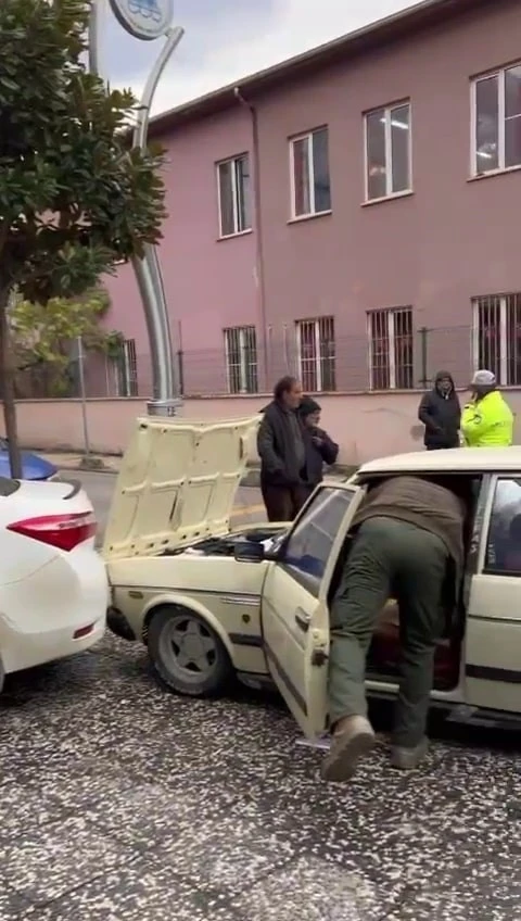 Çaldığı otomobille polisten kaçarken kaza yaptı
