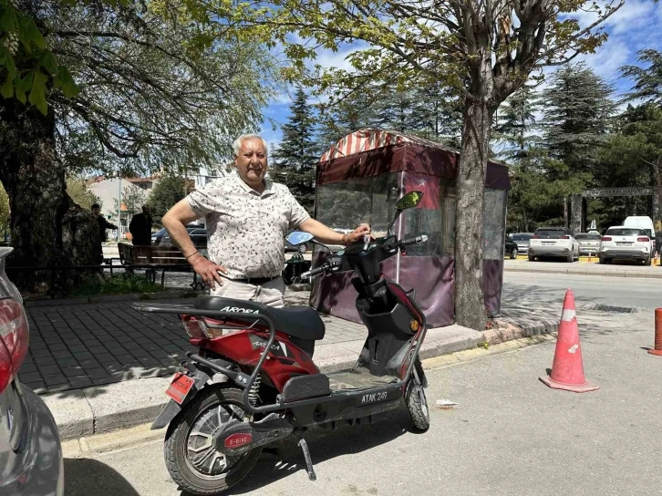 Çalınan motosikletinin ardından gözyaşı döken engelli simitçiye Vali Erol Ayyıldız’dan yardım geldi
