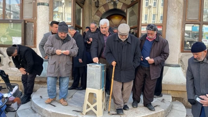 Camilerde depremzedeler için yardım toplandı
