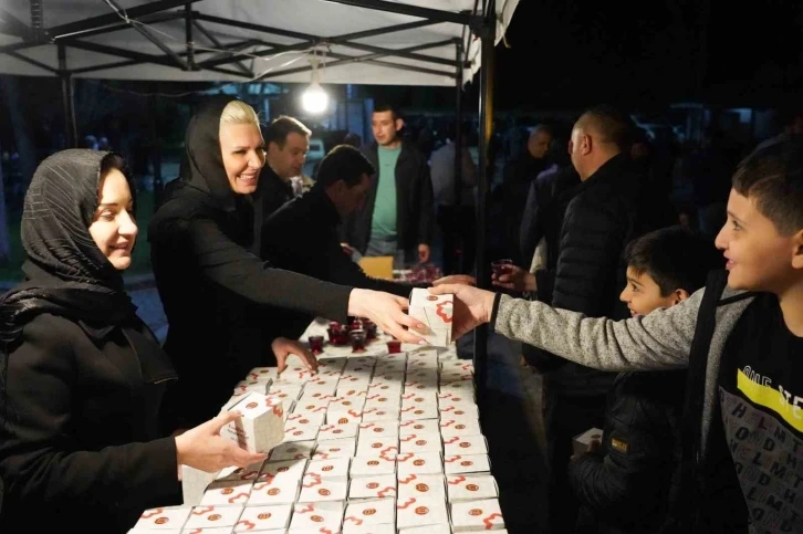 Camilerde kandil simidi ve şerbet ikramı yapıldı
