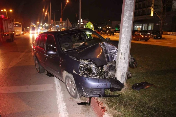 Çan’da elektrik diğerine çarpan otomobil sürücüsü yaralandı
