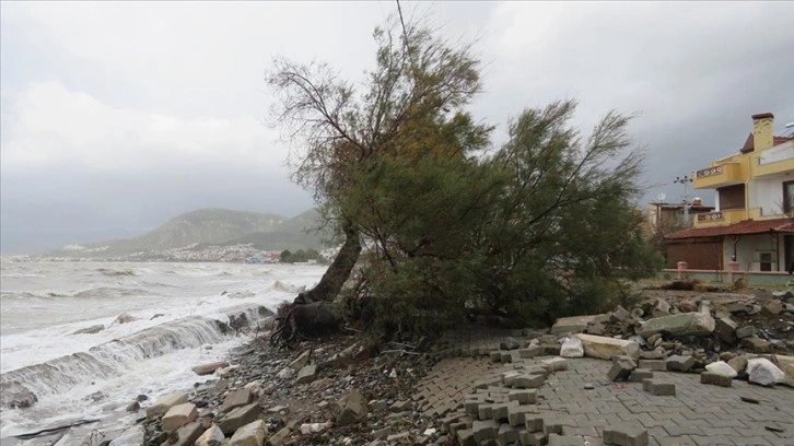 Çanakkale-Balıkesir sınırındaki Mıhlı Çayı'nın taşması sonucu hasar oluştu