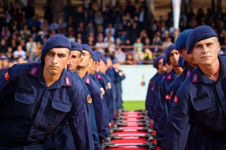 Çanakkale’de eğitimleri tamamlanan acemi erler yemin etti
