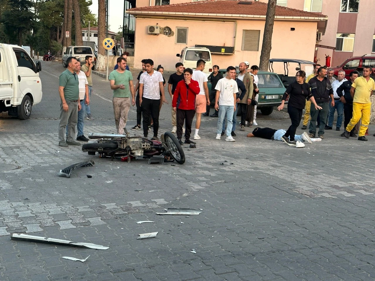 Çanakkale’de otomobil ile motosiklet çarpıştı: Kaza anı güvenlik kamerasına yansıdı