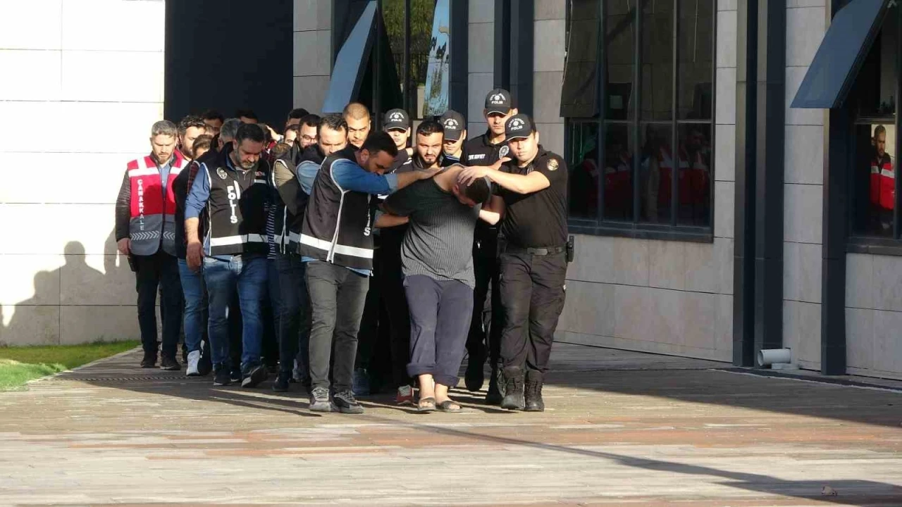 Çanakkale’de polis merkezi önünde 6 kişinin yaralandığı silahlı çatışmanın şüphelileri adliyeye sevk edildi