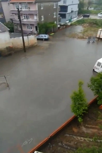 Çanakkale’de sağanak yağış hayatı olumsuz etkiledi
