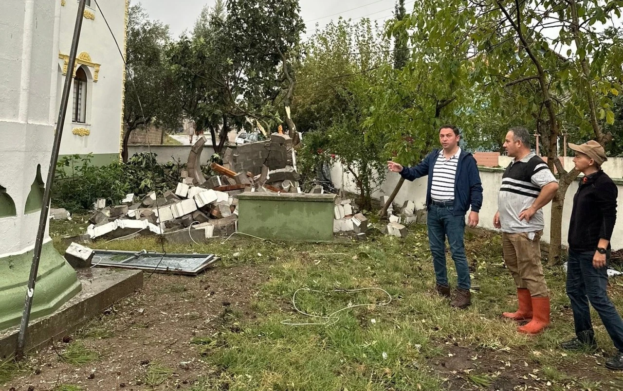 Çanakkale’de yıldırım düştü, cami minaresi yıkıldı