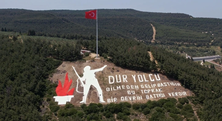 Çanakkale’nin simgesi ’Dur Yolcu’ yazısının Türk bayrağı ve direği yenilendi
