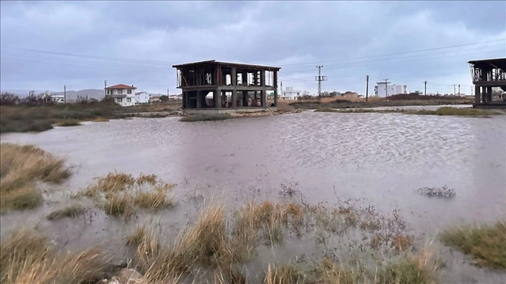 Çanakkale'de sağanak nedeniyle Umurbey beldesi sular altında kaldı