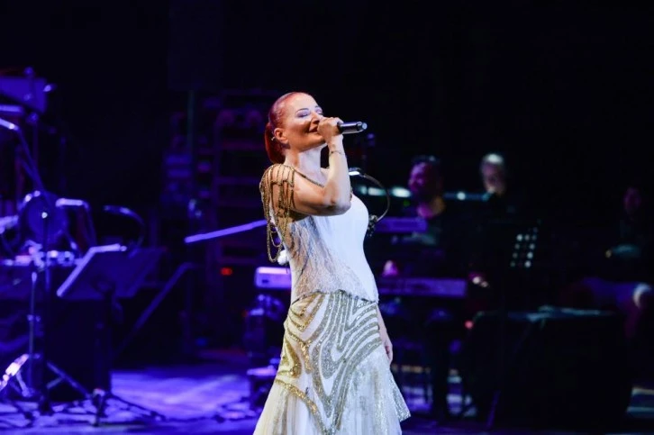 Candan Erçetin Bursa konserini "İzmir Marşı"yla sonlandırdı