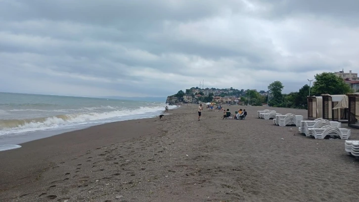 Cankurtaranlar sahilde megafonla uyarı yapıyor
