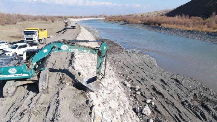 Çardaklı deresinde ıslah çalışmaları devam ediyor
